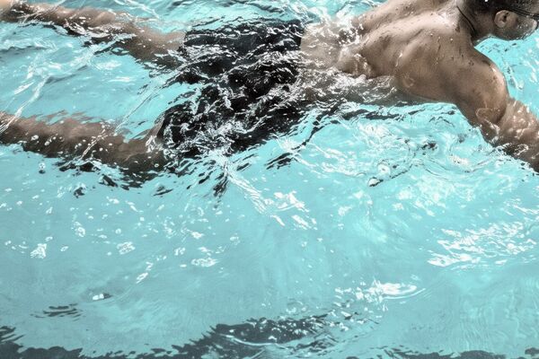 Schwimmer im Hallenbad