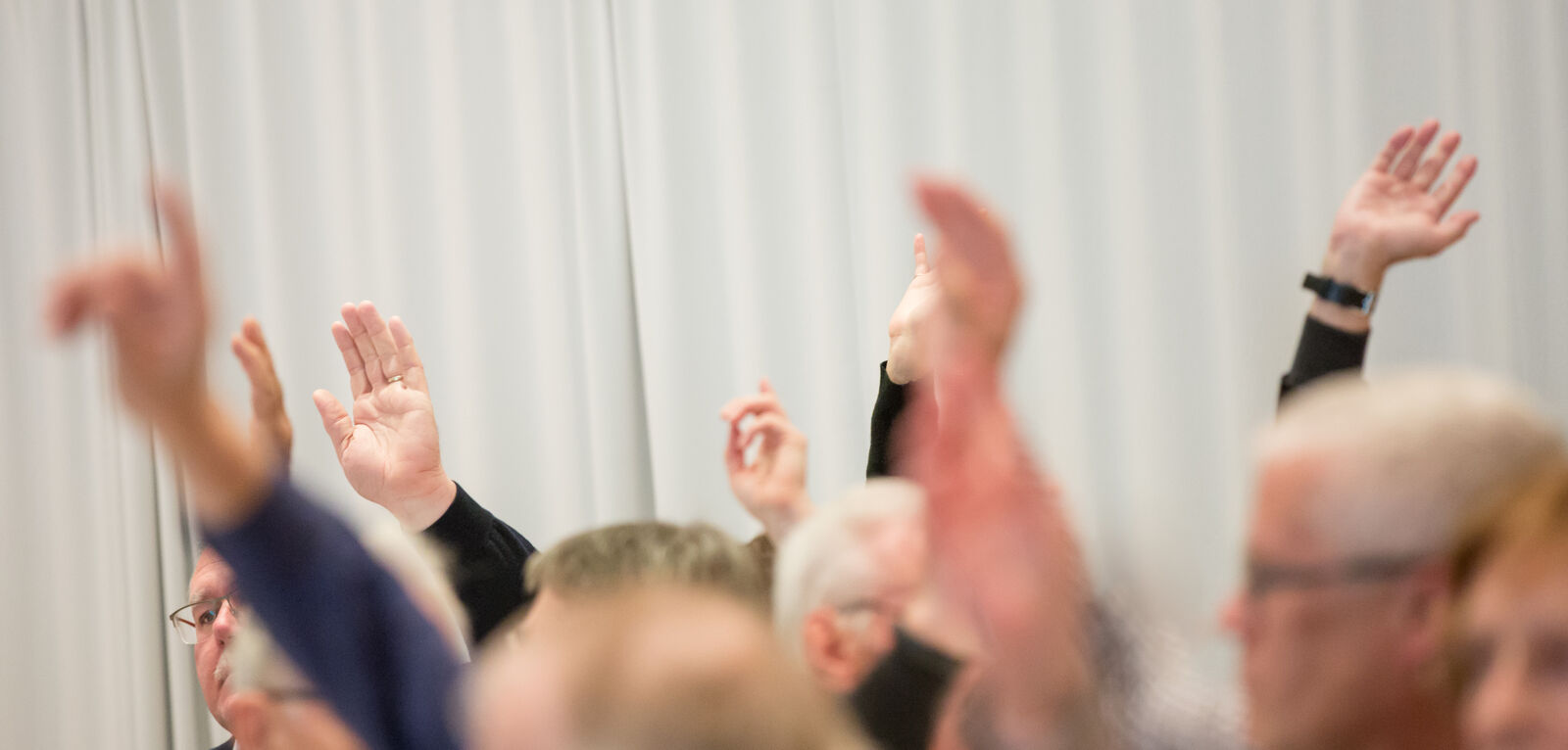 Hand aufstrecken an der KGV